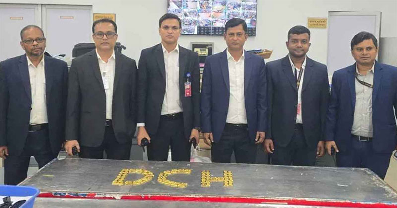 বিমানের সিটের নিচ থেকে উদ্ধারকৃত স্বর্ণের বারগুলো