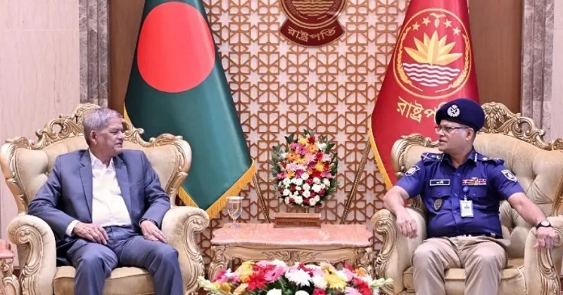 বঙ্গভবনে রাষ্ট্রপতির সঙ্গে আইজিপি মো. আলী হোসেন ফকিরের সৌজন্য সাক্ষাৎ
