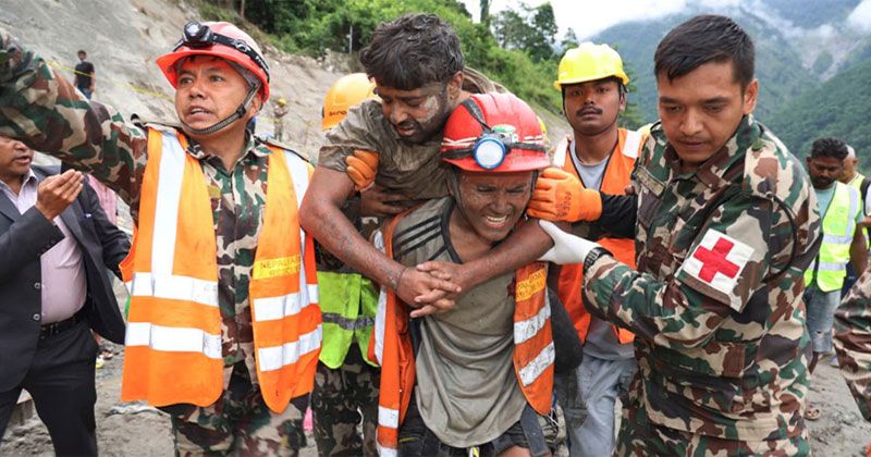 ত্রিশূলী ৩এ জলবিদ্যুৎ প্রকল্পের সুড়ঙ্গ থেকে এক শ্রমিককে উদ্ধার করে নিয়ে যাচ্ছে নেপাল সেনাবাহিনীর সদস্যরা। রসুয়া, নেপাল, ৪ সেপ্টেম্বর/ছবি: নেপাল সেনাবাহিনী