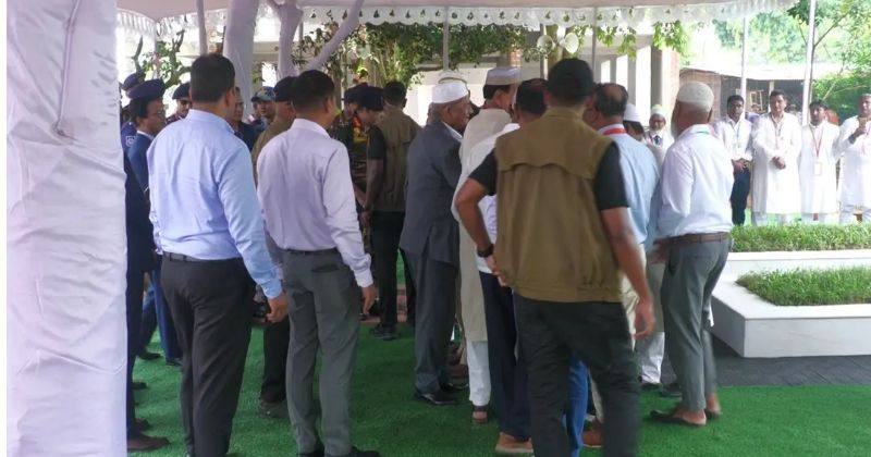ঠাকুরগাঁওয়ে পৌঁছেই বাবা-মায়ের কবর জিয়ারত করলেন রাষ্ট্রপতি