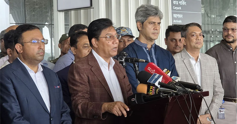 মঙ্গলবার সকালে থার্ড টার্মিনাল পরিদর্শন শেষে সাংবাদিকদের সঙ্গে কথা বলেন বেসামরিক বিমান পরিবহণ ও পর্যটনমন্ত্রী এম রশিদুজ্জামান মিল্লাত। ছবি: সংগৃহীত