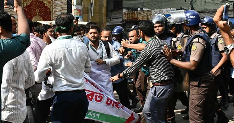 দুই পক্ষের মারামারিতে মানুষের মধ্যে আতঙ্ক ছড়িয়ে পড়ে।