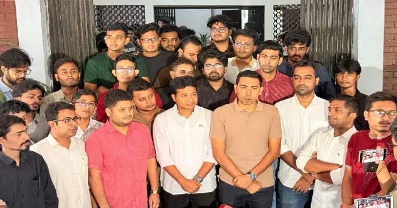 সোমবার (১৪ সেপ্টেম্বর) দুপুরে উপাচার্যের সঙ্গে বৈঠক শেষে সংবাদ সম্মেলন করেন ঢাবি শাখা ছাত্রদল নেতারা