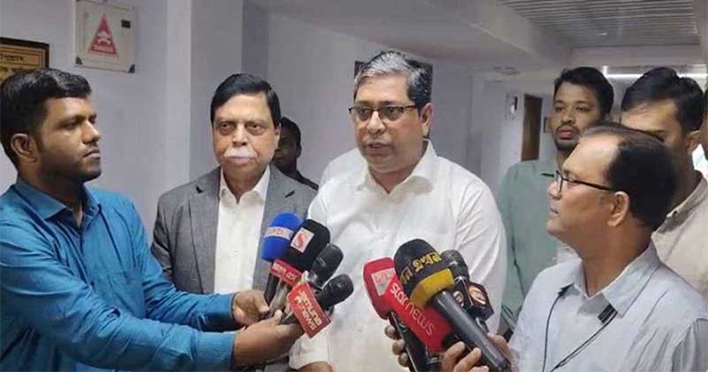 সচিবালয়ে সাংবাদিকদের প্রশ্নের জবাবে প্রতিমন্ত্রী মীর শাহে আলম। ছবি: সংগৃহীত