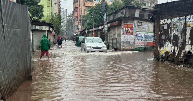 কোথাও হাঁটুপানি, আবার কোথাও কোমরসমান পানি জমে যাওয়ায় যান চলাচল ব্যাহত হয়।