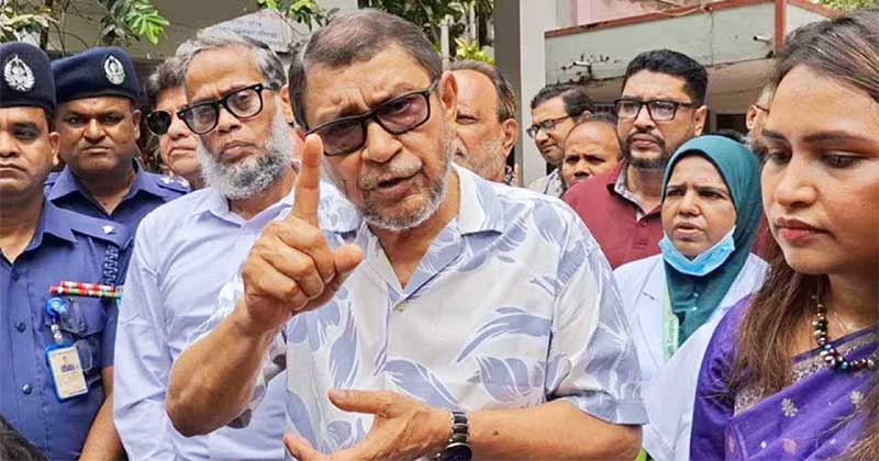 সাংবাদিকদের সঙ্গে কথা বলেন স্বাস্থ্যমন্ত্রী। ছবি: সংগৃহীত