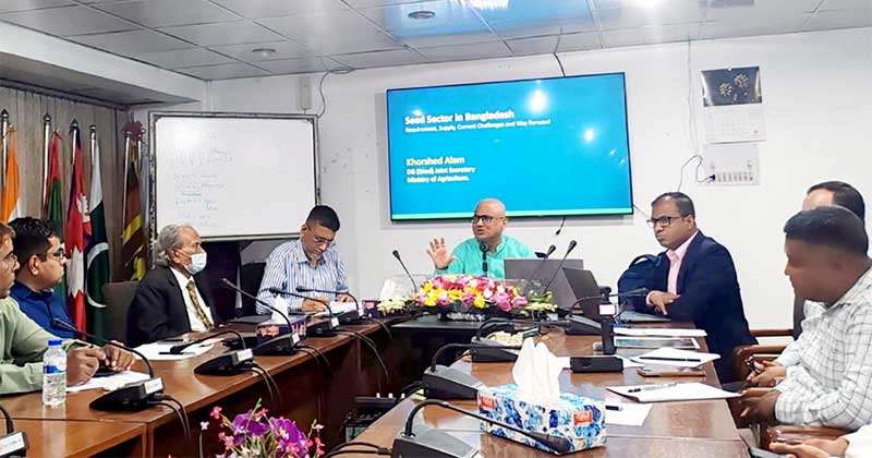 রাজধানীতে সার্ক কৃষি কেন্দ্রে এক কর্মশালায় বক্তব্য রাখছেন কৃষি মন্ত্রণালয়ের যুগ্ম সচিব ও বীজ উইংয়ের মহাপরিচালক খোরশেদ আলম।