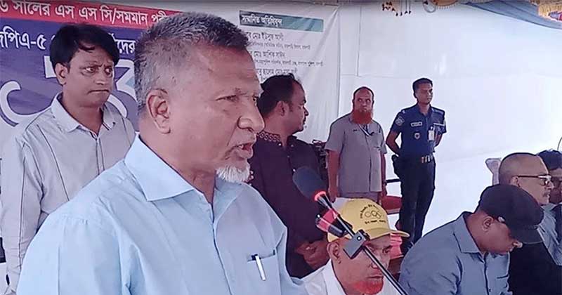 শনিবার বেলা ১১টায় চাঁপাইনবাবগঞ্জের হরিমোহন সরকারি উচ্চ বিদ্যালয় মাঠে জেলা পরিষদ আয়োজিত ২০২৬ সালের এসএসসি ও সমমান পরীক্ষায় জিপিএ-৫ পাওয়া শিক্ষার্থীদের সংবর্ধনা অনুষ্ঠানে কথা বলেন জনপ্রশাসন ও খাদ্য মন্ত্রণালয়ের প্রতিমন্ত্রী মো. আব্দুল বারি এমপি।