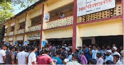 বাড়তি টোল আদায়ের প্রতিবাদে ইউএনও কার্যালয় ঘেরাও