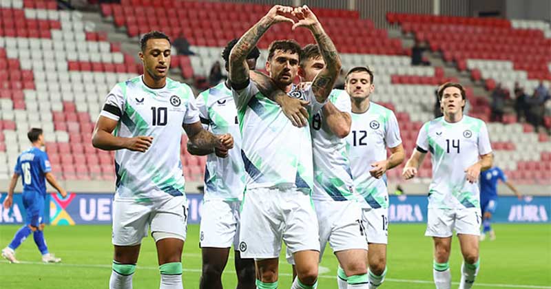 আয়ারল্যান্ডের শুরুর ঝড় ঠেকাতে পারেনি ইসরায়েল। গোলের পর আইরিশদের উদ্‌যাপন।