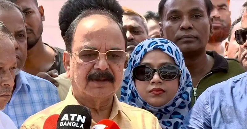 সাংবাদিকদের সঙ্গে আলাপকালে বিএনপির স্থায়ী কমিটির সদস্য গয়েশ্বর চন্দ্র রায়।