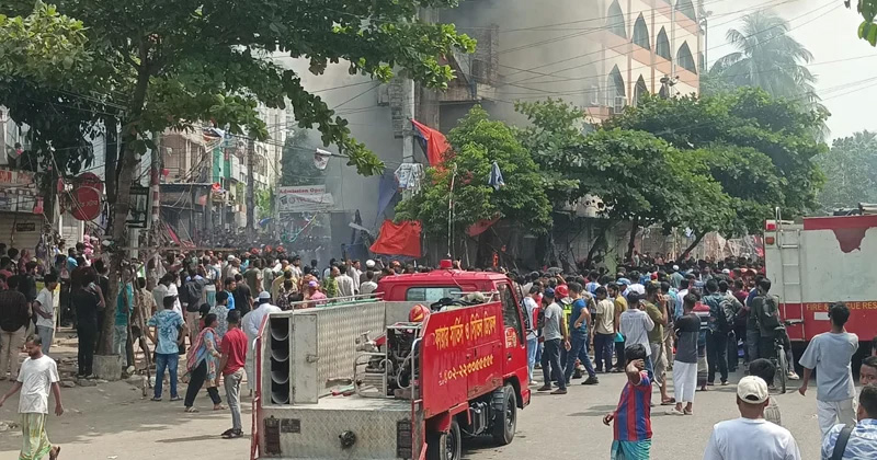 ফুটপাতে উচ্ছেদ অভিযানের সময় হকারদের হামলা ও ভাঙচুর। পুড়িয়ে দেওয়া হয়েছে সিটি করপোরেশনের গাড়ি : ছবি সংগৃহীত