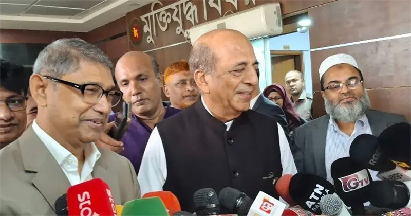 সাংবাদিকদের সঙ্গে কথা বলছেন ভারতের হাইকমিশনার দীনেশ ত্রিবেদী।