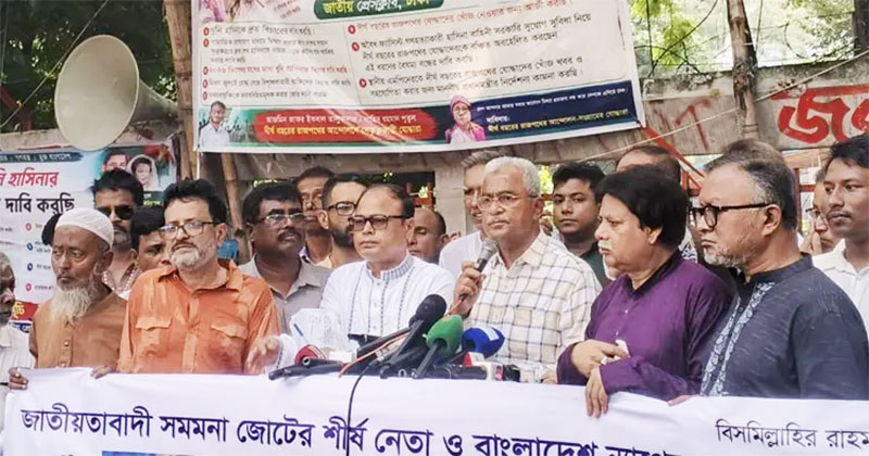 মানববন্ধনে বক্তব্য দিচ্ছেন সৈয়দ মোয়াজ্জেম হোসেন আলাল