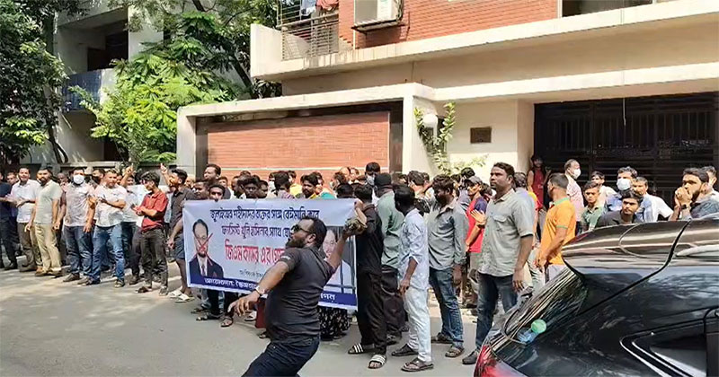 জিএম কাদেরের উত্তরার বাসায় আজ সোমবার সকালে বিক্ষোভের ঘটনা ঘটেছে। ছবি: ভিডিও থেকে