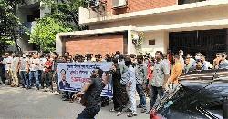 জি এম কাদেরের গ্রেপ্তার দাবিতে উত্তরায় বাসভবনের সামনে বিক্ষোভ