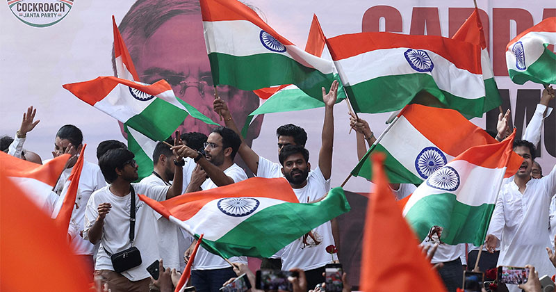 ভারতের মুম্বাইয়ে প্রধান নির্বাচন কমিশনার জ্ঞানেশ কুমারের পদত্যাগের দাবিতে বিক্ষোভ চলাকালে পতাকা ওড়াচ্ছেন ককরোচ জনতা পার্টির (সিজেপি) প্রধান অভিজিৎ দীপকে। ছবি: সংগৃহীত