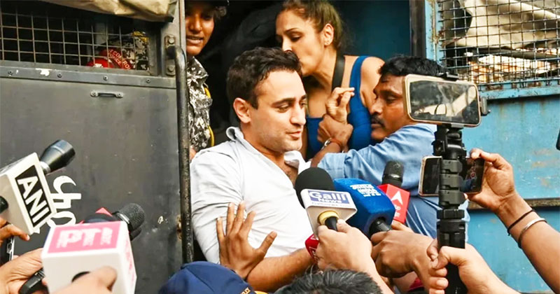 ককরোচ জনতা পার্টির বিক্ষোভে আটক ইমরান খানের পুরোনো ছবি।