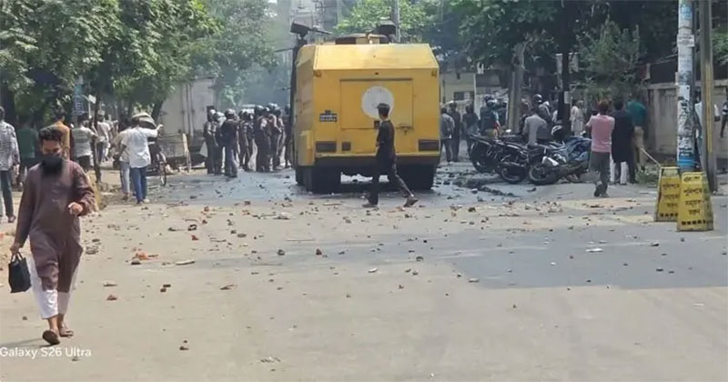 শিল্প পুলিশের এক সদস্যকে আঘাত করে হাত ভেঙে দিয়েছেন আন্দোলনকারীরা
