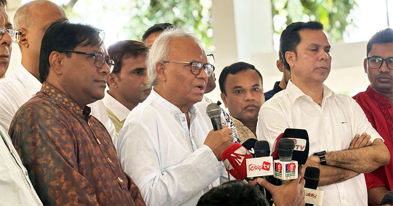 ঢাকা বিশ্ববিদ্যালয়ের জগন্নাথ হলের পূজামণ্ডপ পরিদর্শনকালে বিএনপির ভারপ্রাপ্ত মহাসচিব রুহুল কবির রিজভী