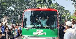 সৈয়দপুরে রাস্তায় দাঁড়িয়ে বিএনপি নেতাকর্মীদের ফুলেল শুভেচ্ছা