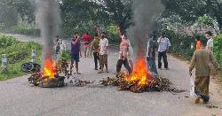 খাগড়াছড়ি-রাঙ্গামাটিতে আধাবেলা অবরোধ, সড়কে টায়ার জ্বালিয়ে বিক্ষোভ