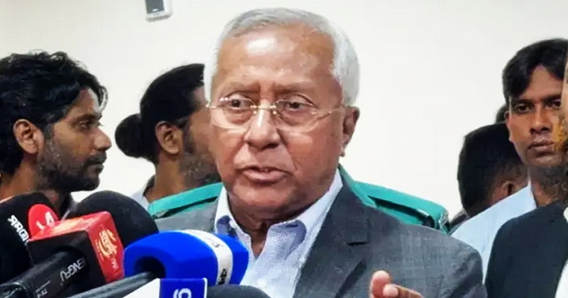 সংবাদ সম্মেলনে নির্বাচন কমিশনের সিনিয়র সচিব আখতার আহমেদ । ছবি : সংগৃহীত
