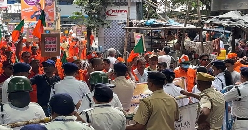 কলকাতার বাংলাদেশ উপ-হাইকমিশনের সামনে আন্দোলনকারীরা। ছবি: সংগৃহীত