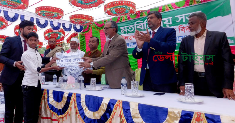 ভোলার দৌলতখানে বিনামূল্যে স্কুলড্রেস পেল শতাধিক শিক্ষার্থী